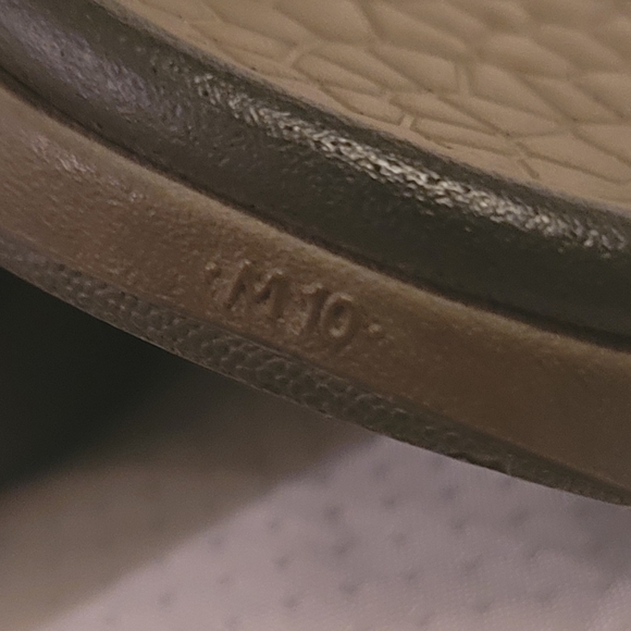 Mens size 10 Chaco flip flops - Picture 3 of 5